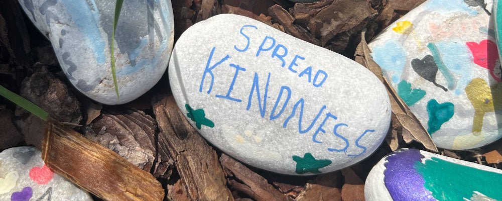 What are kindness rocks? - We are kind - by Cromatiko